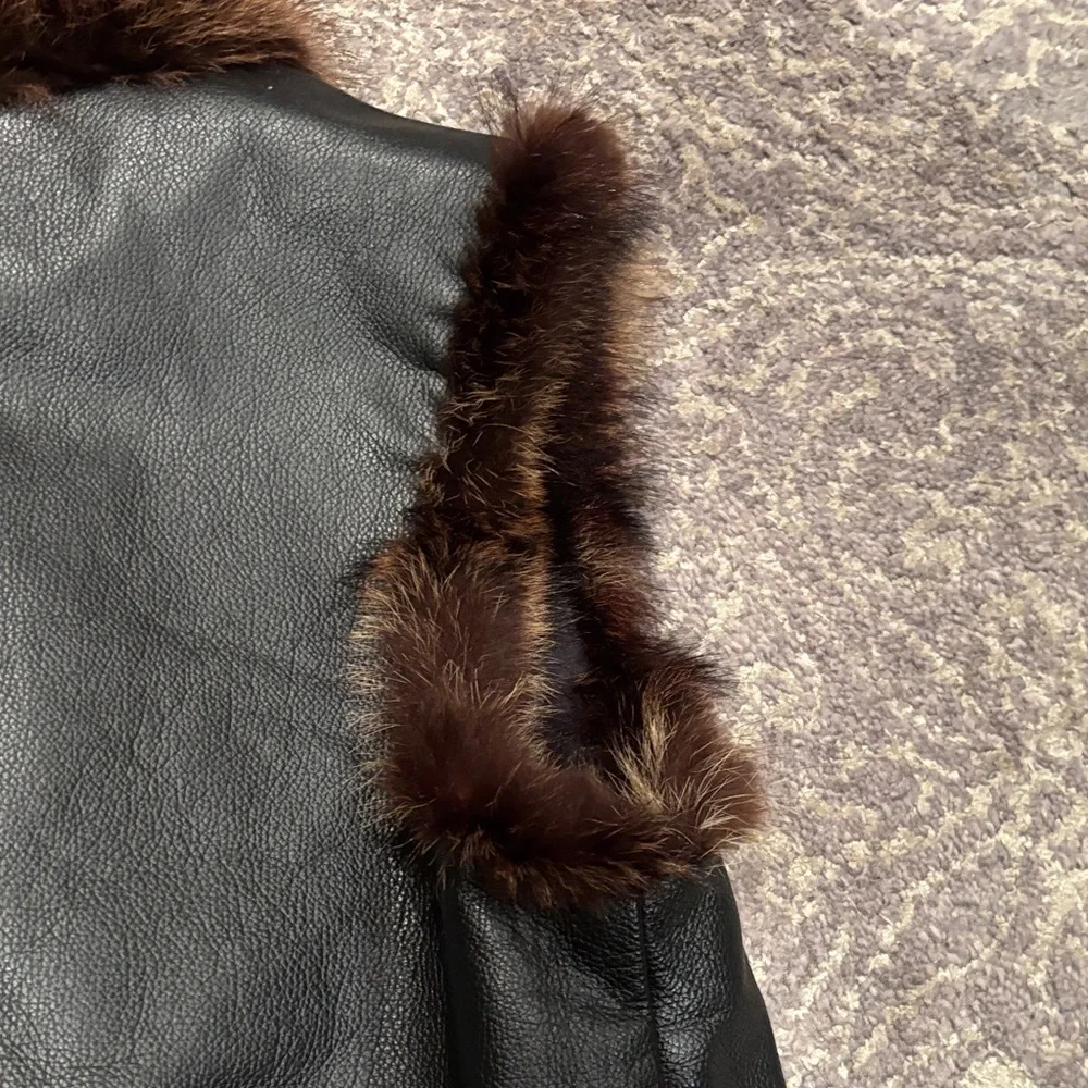 Black 100% Leather Vest with Real Brown Fur Trim in L - Picture 7 of 10